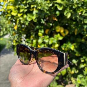 Stylish Tortoise Shell Sunglasses